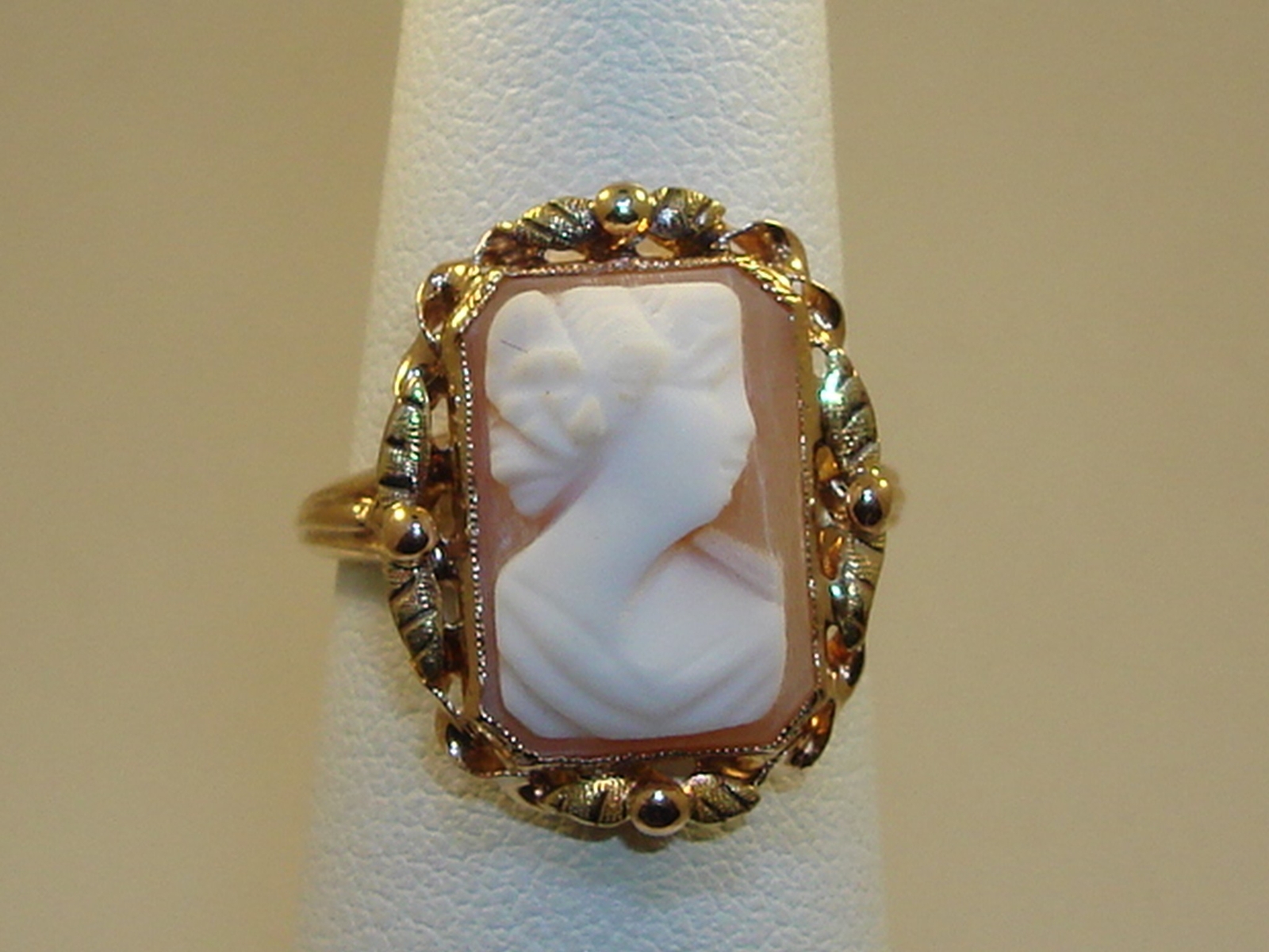 LOVELY ART DECO 10K GREEN & ROSE GOLD CARVED SHELL CAMEO RING SIGNED BDA!