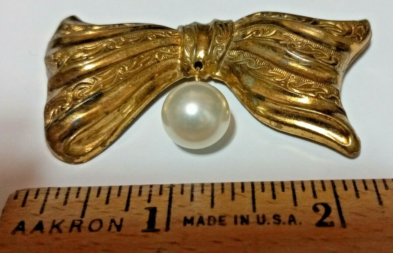 ANTIQUE BOW BROOCH SAFETY PIN CLASP GOLD IN COLOR WITH FAUX PEARL DANGLE VINTAGE