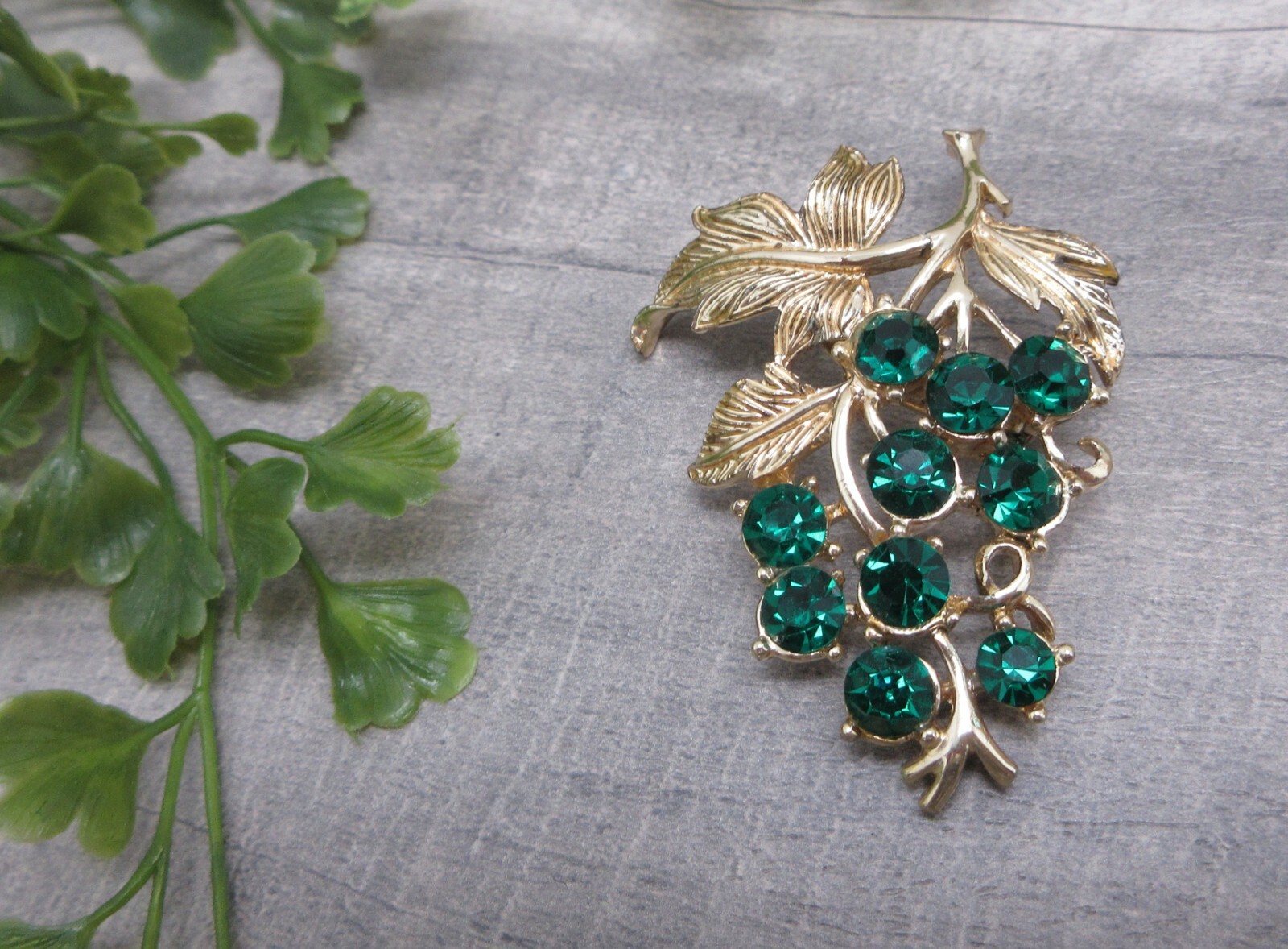 Grape Cluster Brooch Gold Tone Metal Green Rhinestones Mid Century 50s 60s