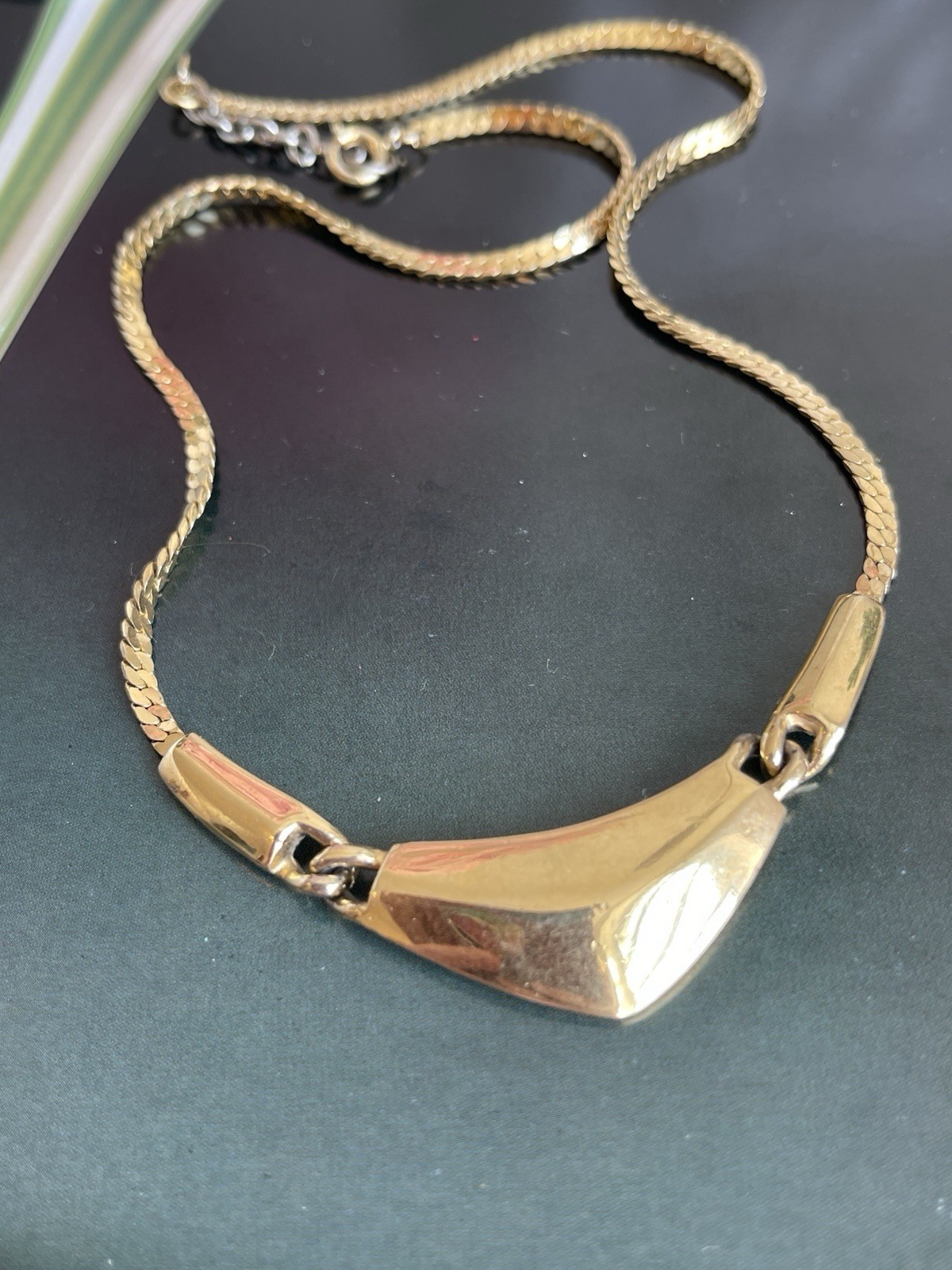 Vintage Trifari gold tone modernist herringbone necklace statement signed