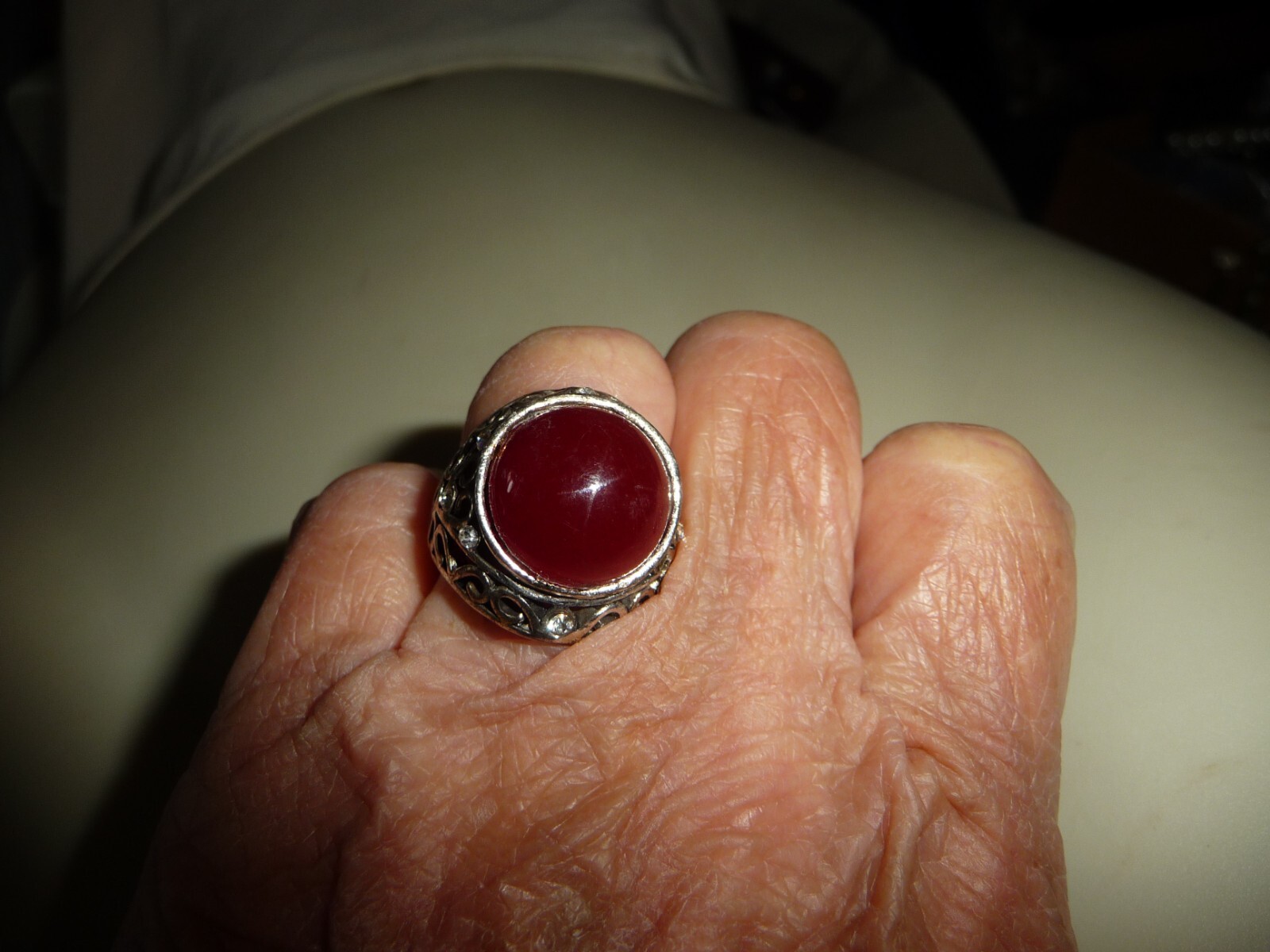 SILVER TONE FILIGREE BAND w RED CENTER STONE Sz 6 3/4 – 7 #19/11AB