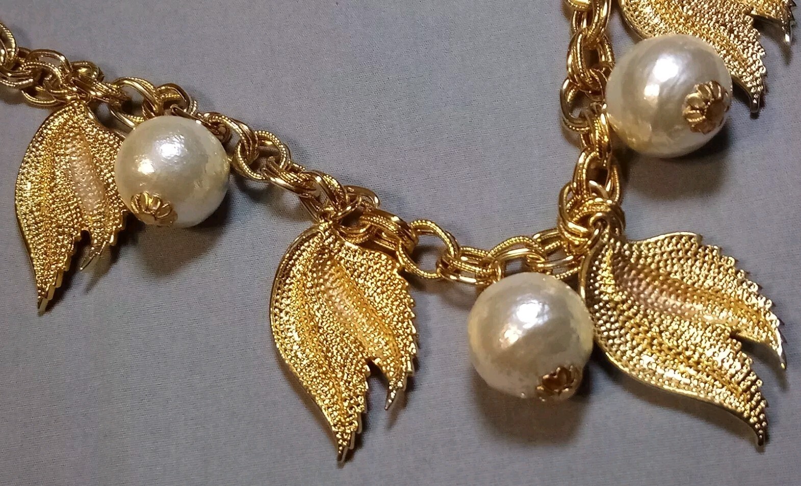Vintage Gold Tone Double Link Textured Leaves Simulated Pearls Necklace 18-3/4″