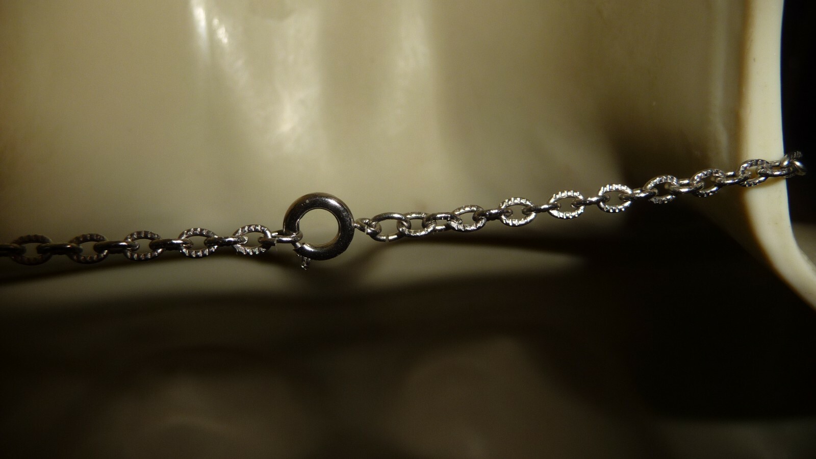 #6/18X vtg costume NECKLACE 11″ SILVER TONE CHAIN w 2 1/2″L ETCHED PENDANT