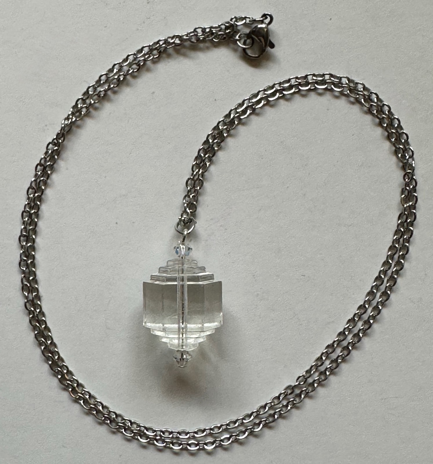 VINTAGE ART DECO STYLE LUCITE PLASTIC LAYER CRYSTAL PENDANT 1 1/4″ NECKLACE 24″