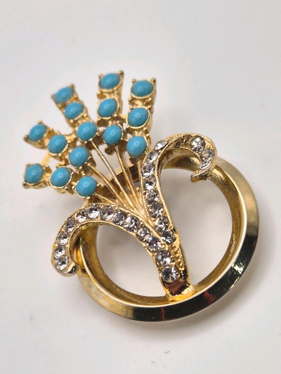 VINTAGE TURQUOISE GLASS CRYSTAL RHINESTONES GOLD TONE FLORAL BOUQUET BROOCH.