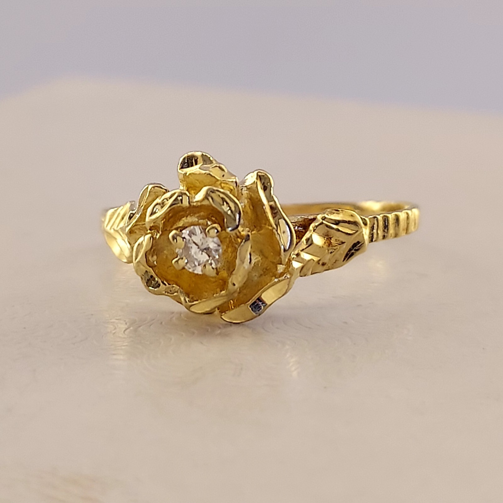 Vintage 14k Diamond Flower Ring. Size 7. Diamond 5 Points. Diamond Cut Detail.
