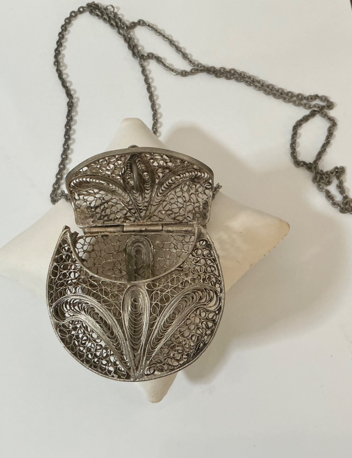 VTG Silver Filigree Coin Purse on 30″ Chain..Beautiful & Delicate