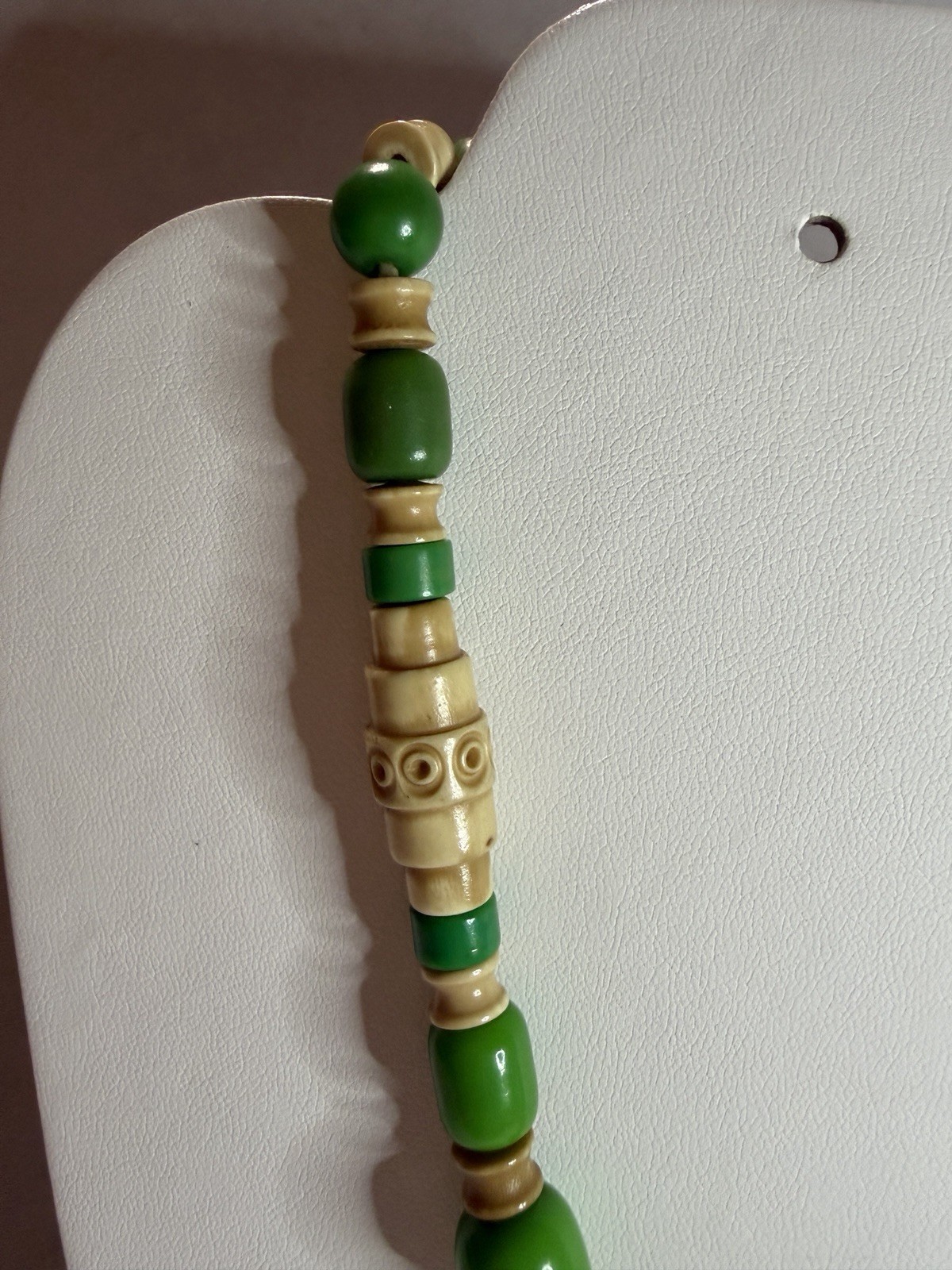 Beautiful vintage necklace from the 1930s and 1950s.