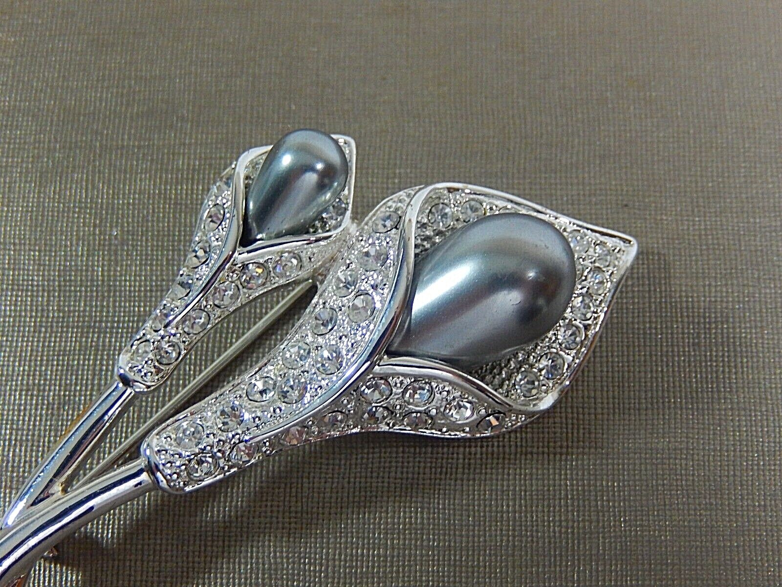 DESIGNER SIGNED DOUBLE CALLA LILY GRAY GLASS PEARL AND CRYSTAL BROOCH MINT