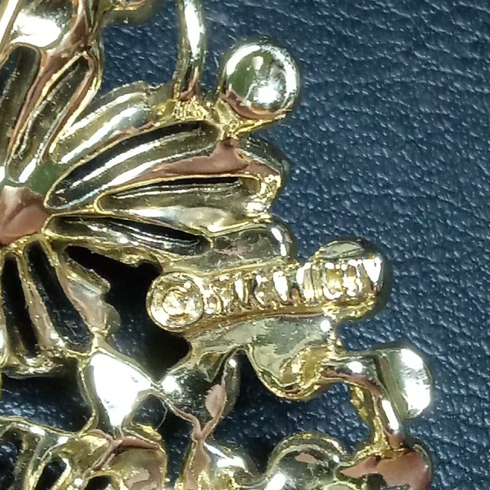 Vintage SARAH COVENTRY Bunch Of Grapes Black Enamel Leaf Brooch. 8496
