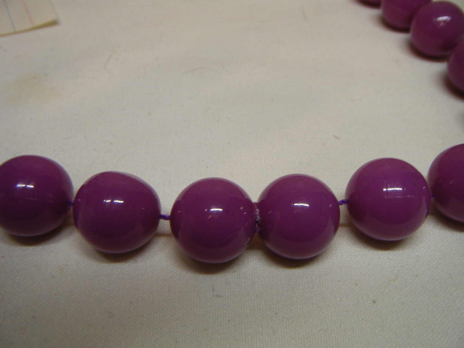 VINTAGE 28″ 17.5mm PURPLE BEADED NECKLACE, 38 PLASTIC BEADS D260425008