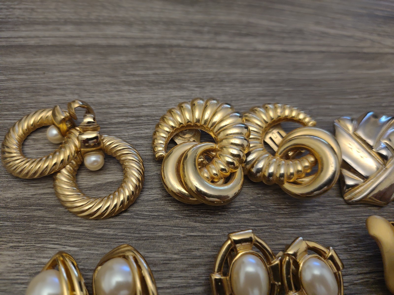 Estate Lot Costume Fashion Clip On Earrings Lot 20pr Mod Gold Tone Pretty Mix