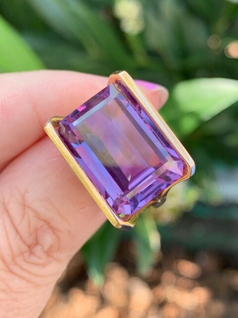VINTAGE 14K GOLD HUGE EAST WEST TENSION SET PURPLE COLOR CHANGE SAPPHIRE RING
