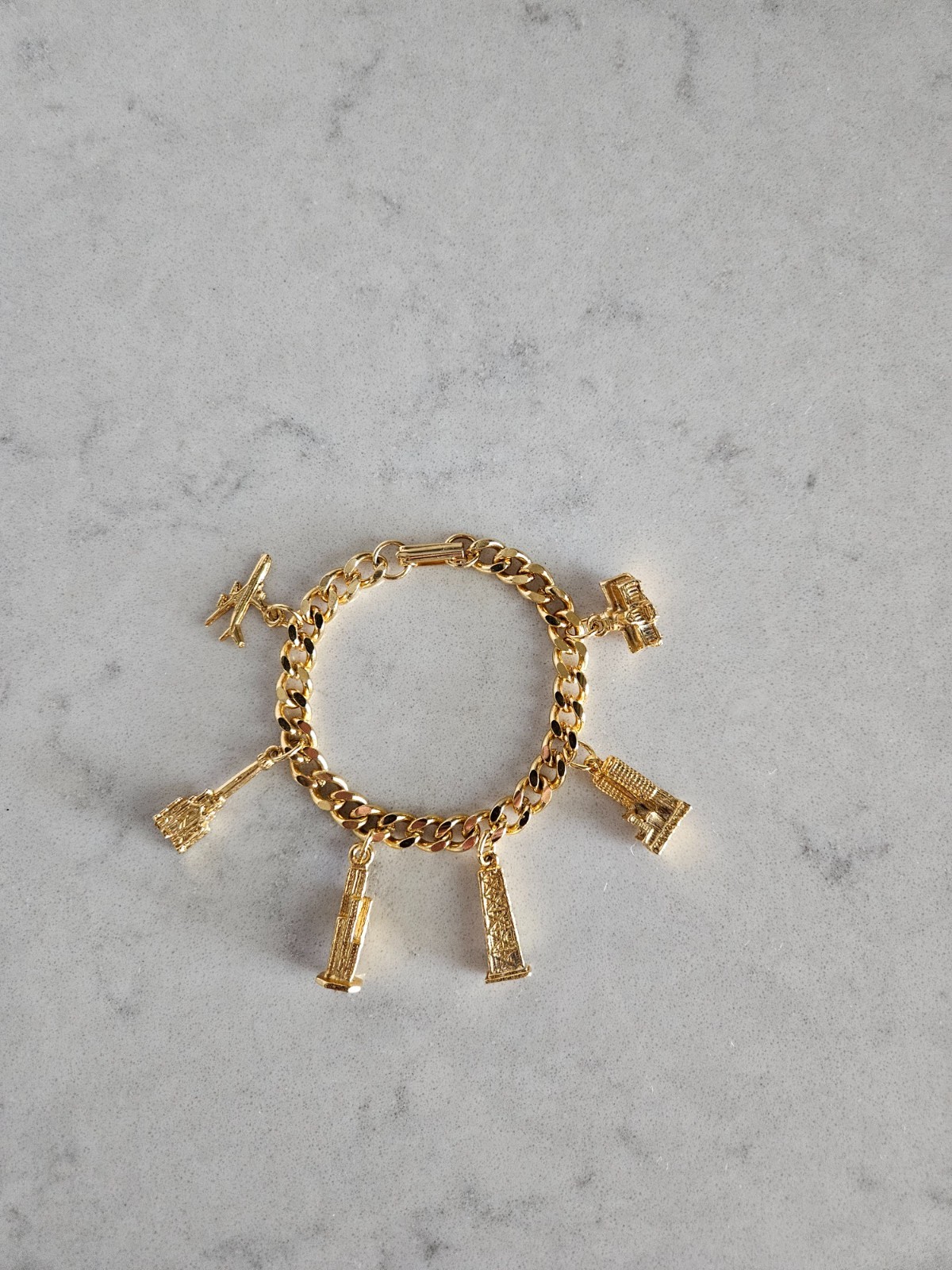 GOLD-TONE CHARM BRACELET WITH FAMOUS BUILDINGS IN CHICAGO CHARMS