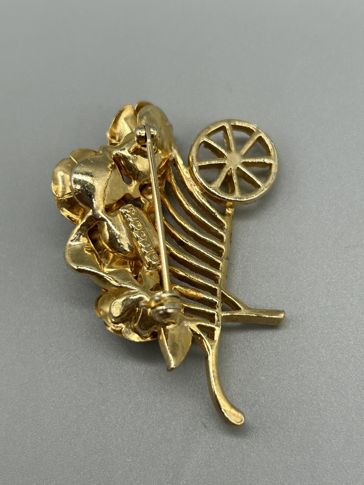 Brooks Textured Flowers Rose Bouquet Wheelbarrow Gold Tone Brooch Pin