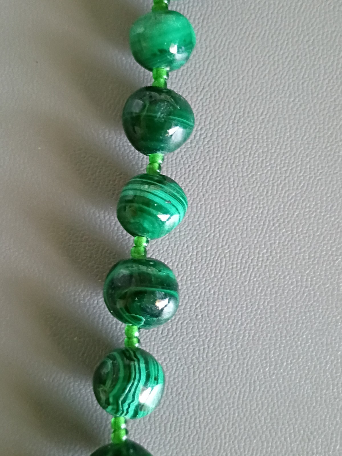 BEAUTIFUL VINTAGE GRADUATING IN SIZE MALACHITE BEADED NECKLACE 22″ INCHES