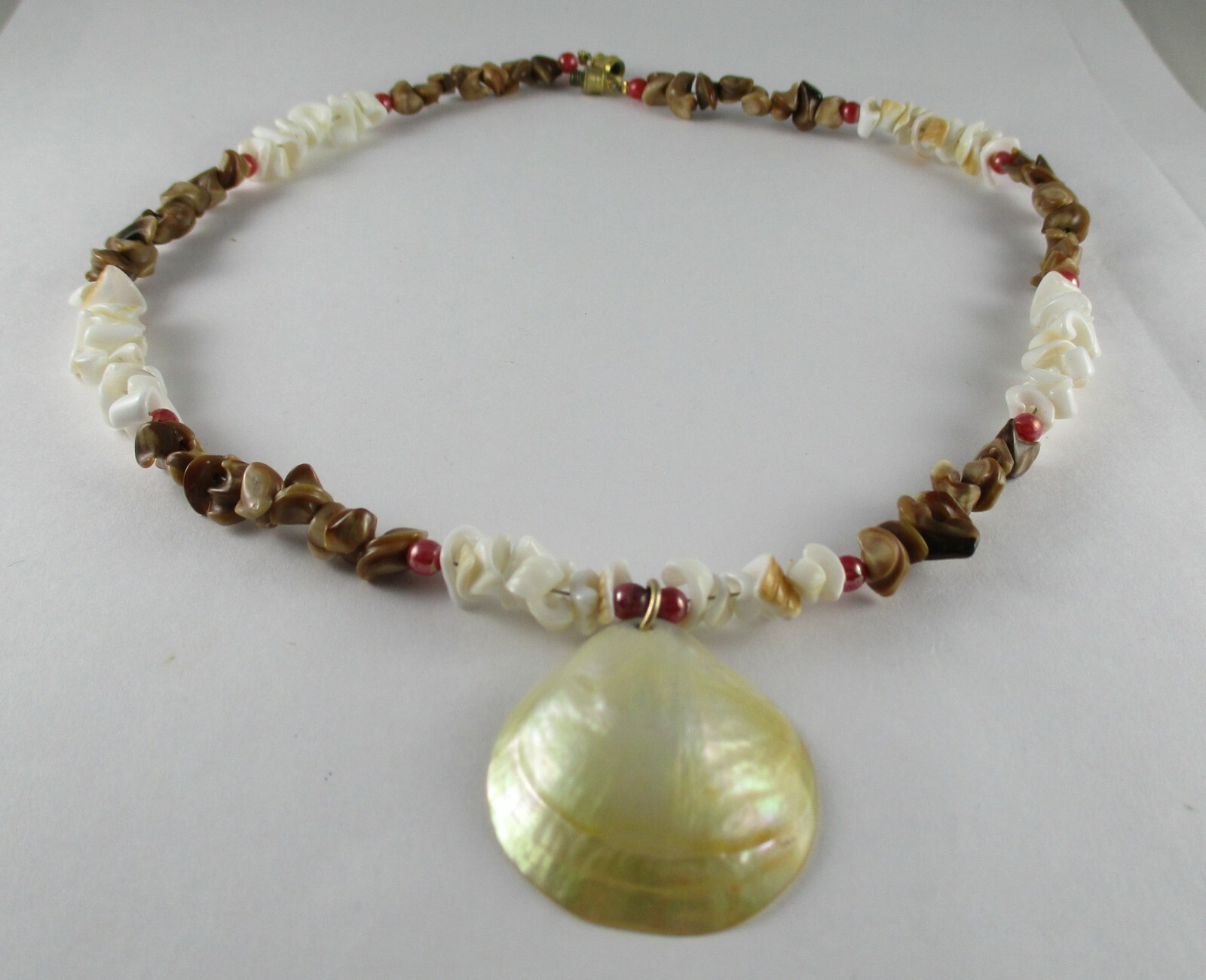 17″ SHELL NECKLACE GOLDTONE WITH SHELLS AND SMALL RED BEADS (71)