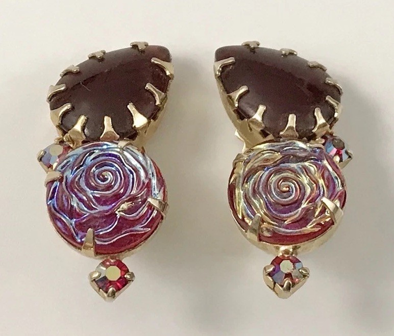 VTG Unsigned Schiaparelli Deep Red AB Glass Rose Flower Clip On Earrings. #571