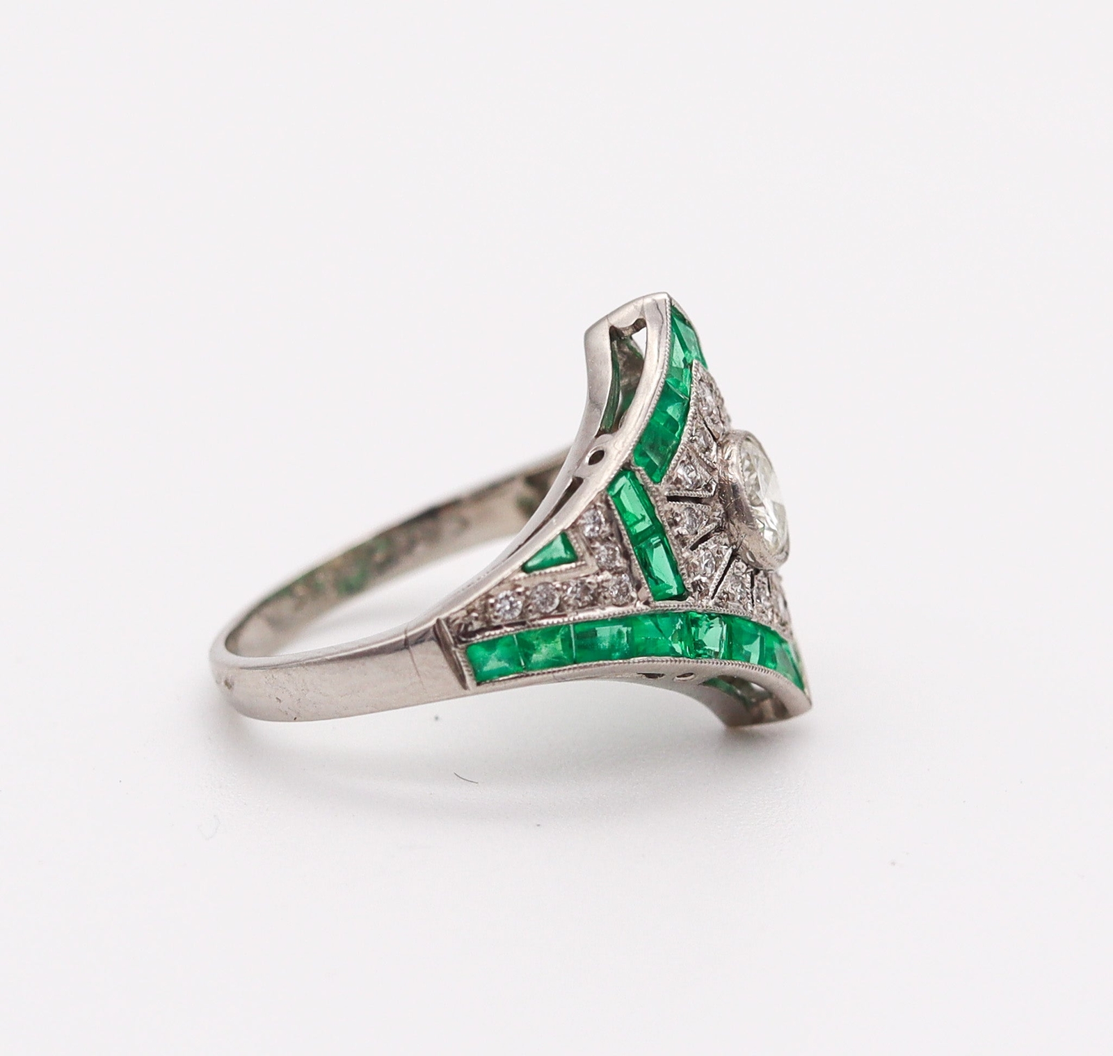 ART DECO 1930 Geometric Ring In Platinum With 2.67 Ctw In Diamonds And Emeralds