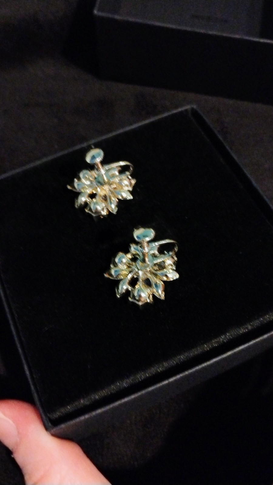 Vintage Gorgeous Vivid Emerald Green Rhinestone Silver Tone Screw Back Earrings