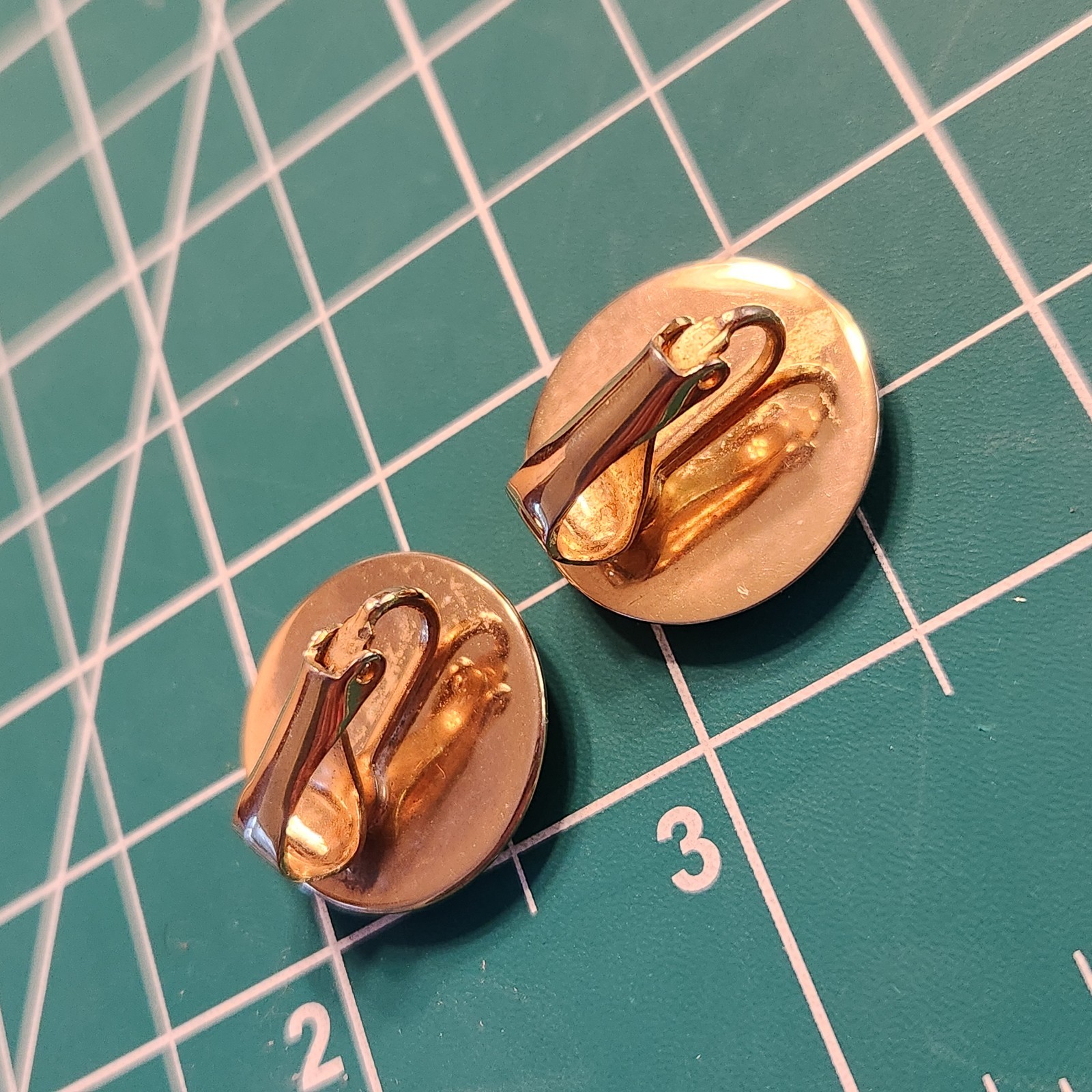 Vtg Pair Of Faux Ivory Gold Tone Bird Clip On Earrings