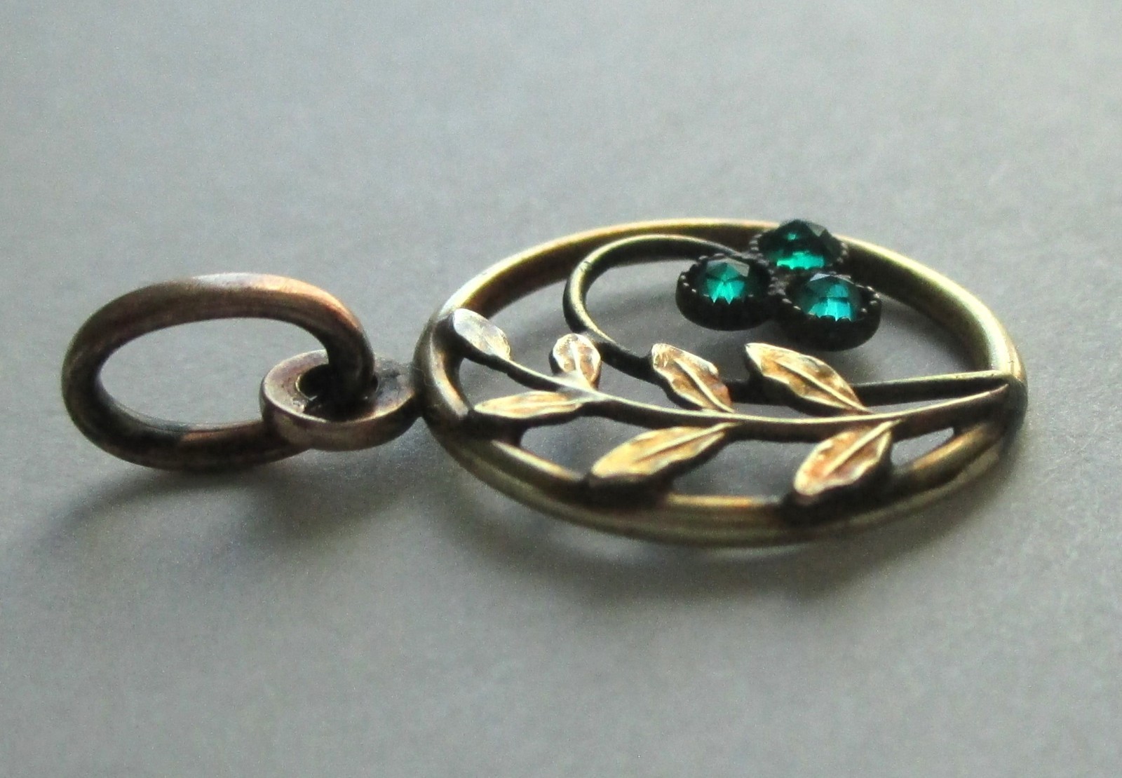 ANTIQUE VICTORIAN GOLD WASH FLOWER ROSE CUT GREEN RHINESTONE PENDANT CHARM