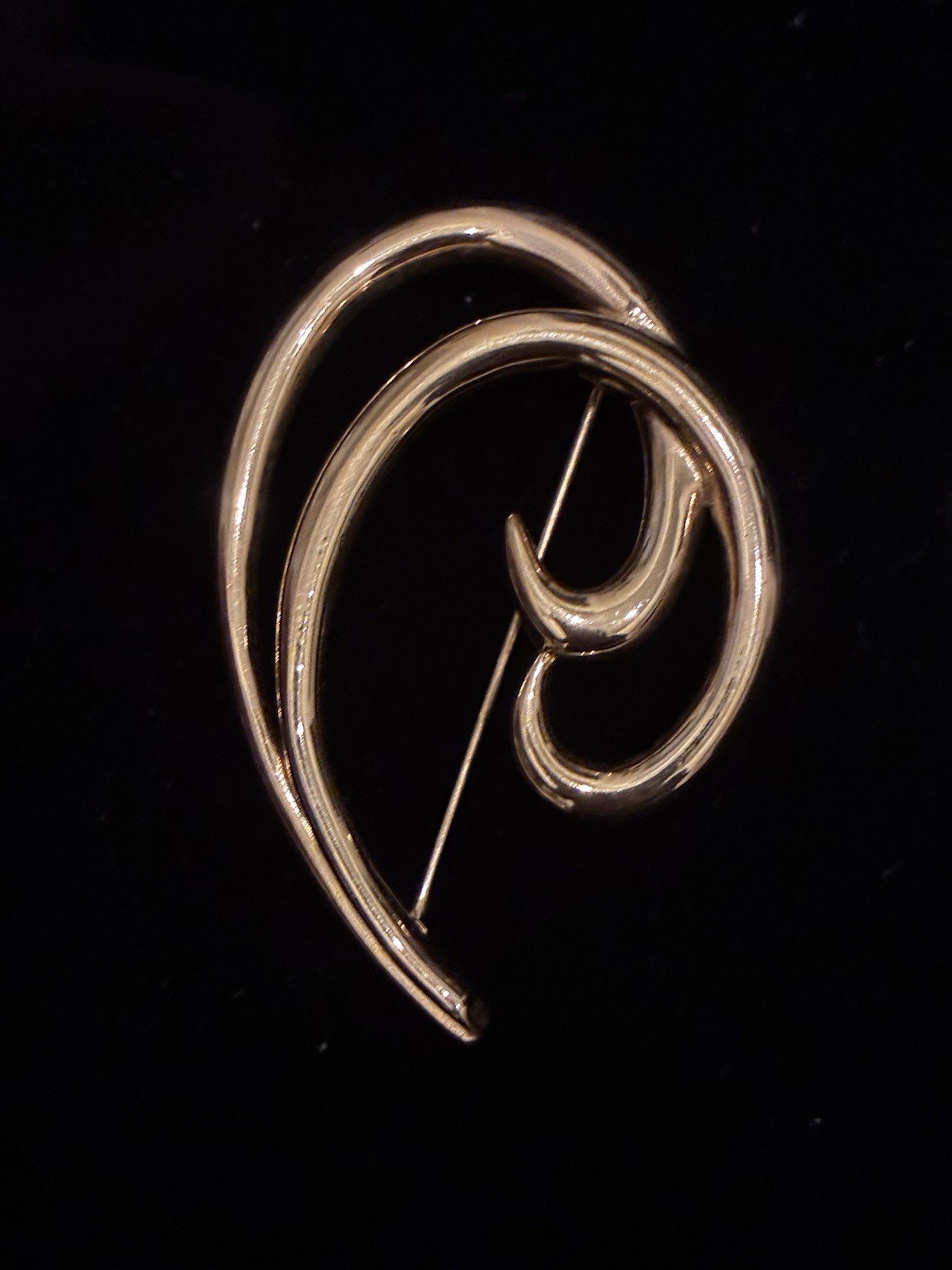 VINTAGE TRIFARI TM GOLD DOUBLE SWIRL BROOCH / PIN – BEAUTIFUL PIN!!