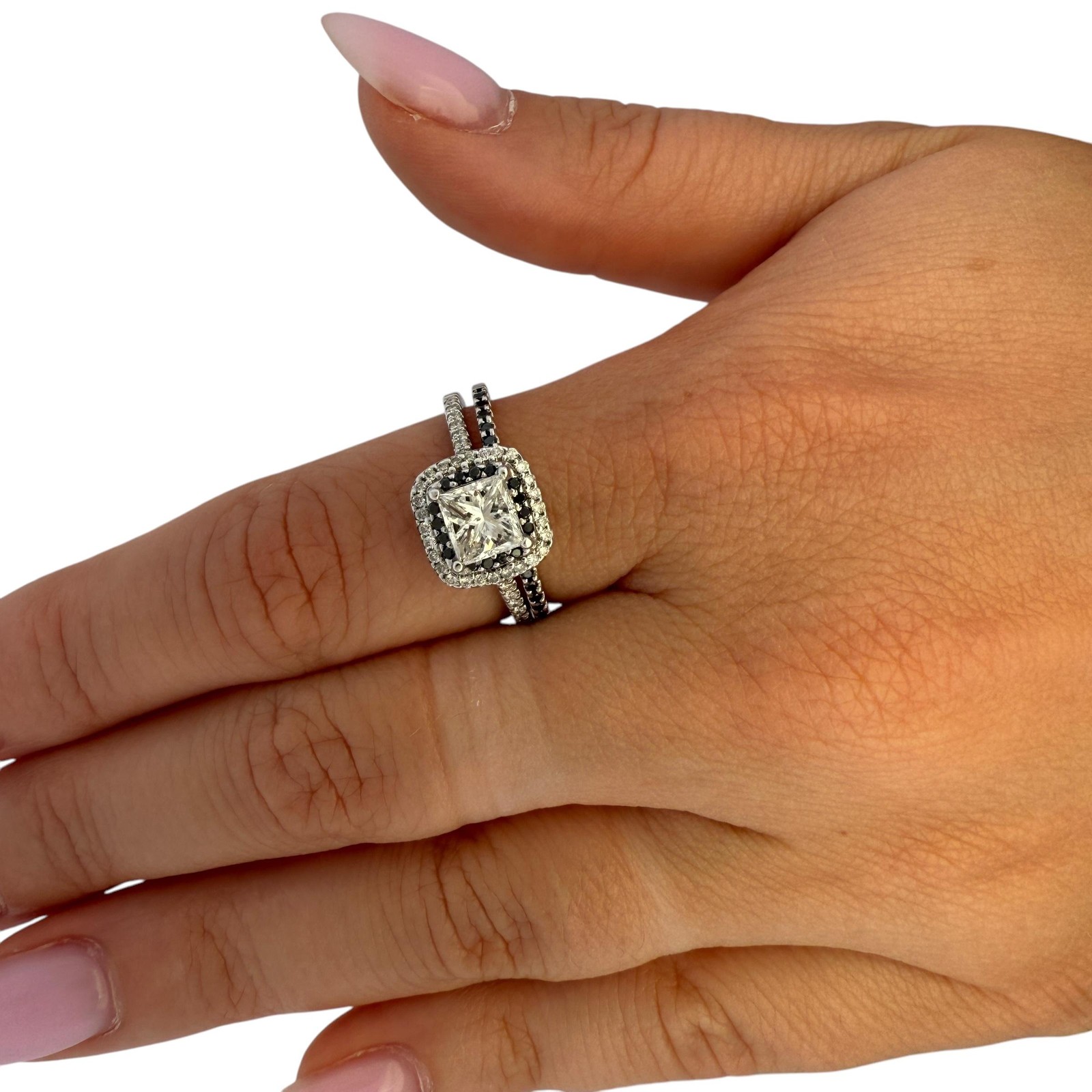 1.53 cttw. White & Black Diamond Enganement Ring in 14k White Gold 9.25US 3.10g