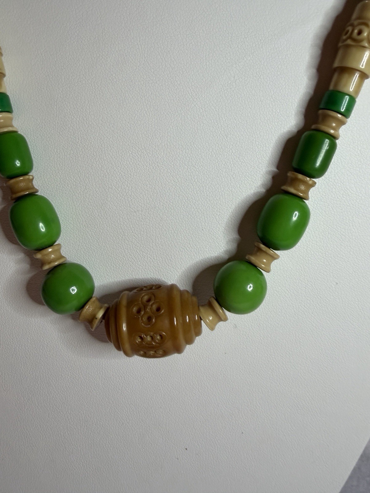 Beautiful vintage necklace from the 1930s and 1950s.