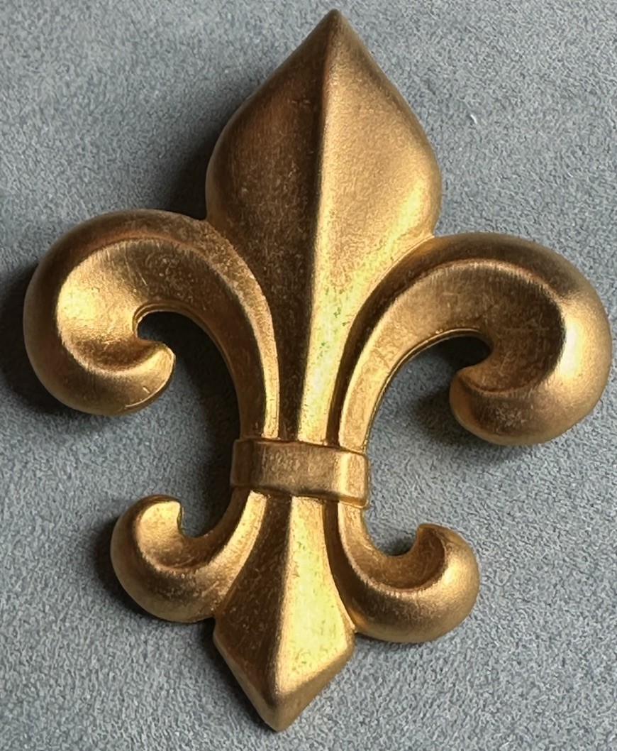 Vintage 1980’s Matte Gold Tone Large Flour De Lis Brooch Pin