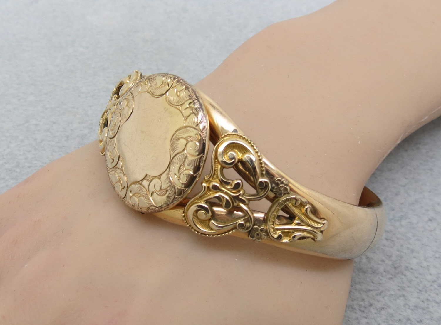 Victorian Gold Filled Bangle Bracelet 43 Grams AC Co Hinged 7.75″ Photo Locket