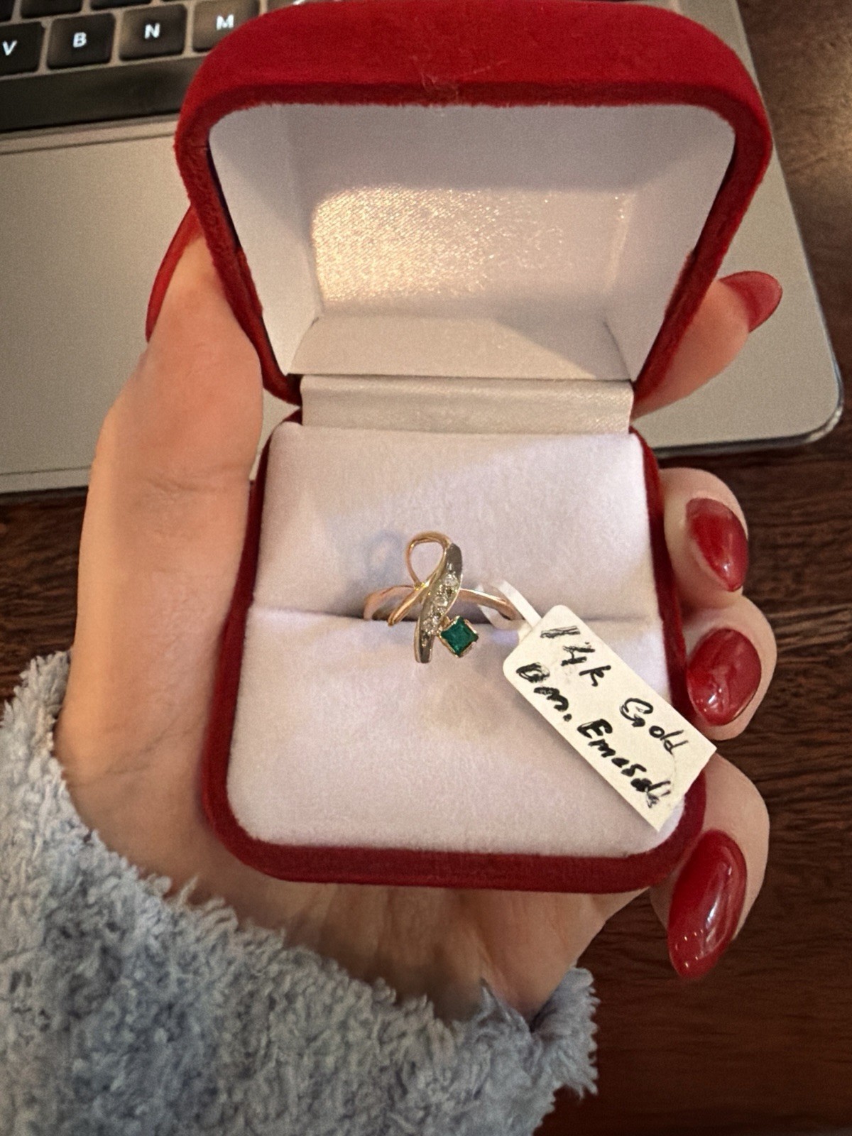 Vintage 14K Gold Emerald & Diamond Accent Ring – Unique Ribbon Design