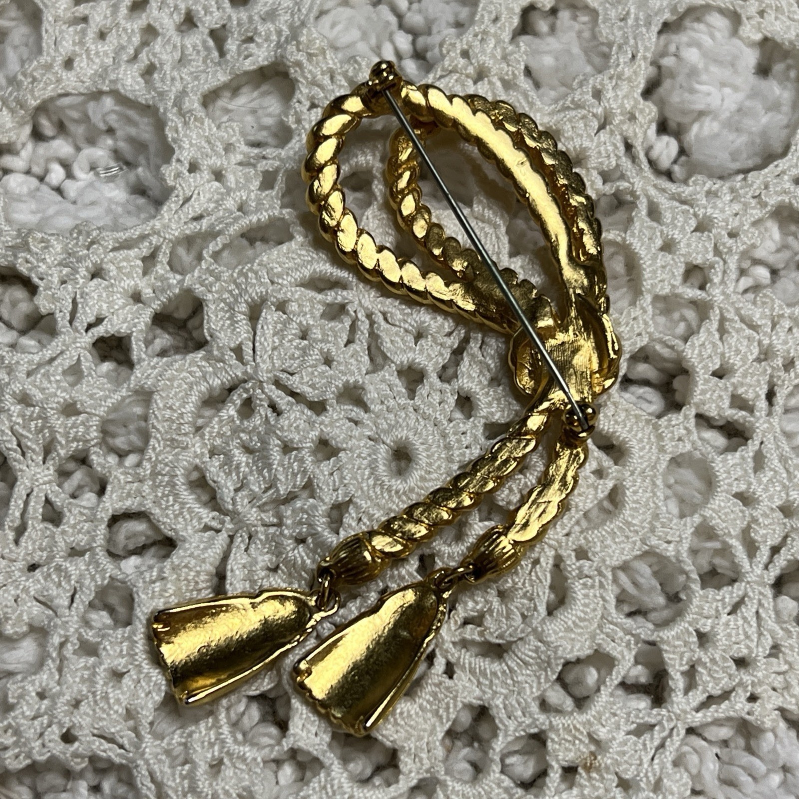 Vintage Avon Decorative Tassel Pin Brooch Gold Tone Knotted Rope Unsigned