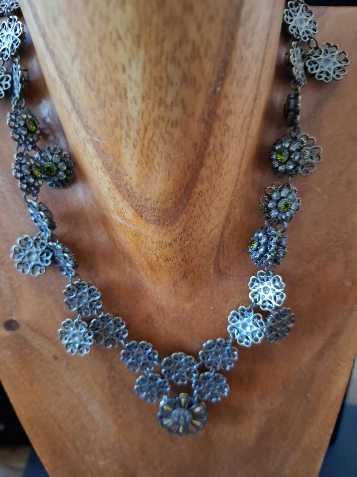 VINTAGE KENNY MA SF GREEN & CLEAR CRYSTAL FLOWERS BRASS 16″ NECKLACE