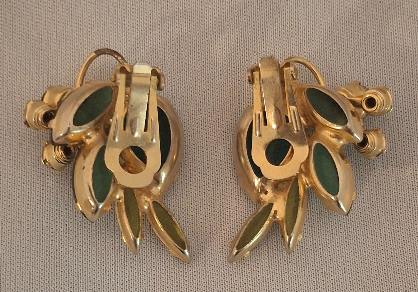 Vintage Mid Century Emerald Green Rhinstone Clip On Earrings Floral Cluster D&E