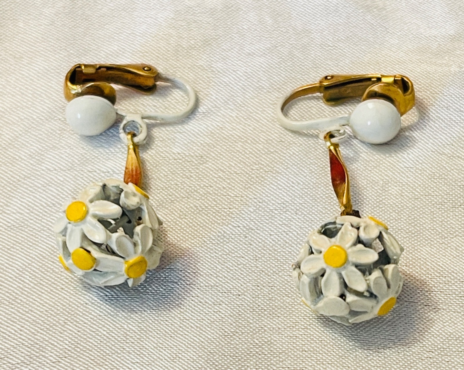 1960’s White n Yellow Dangling Drop Daisy C/B Earrings