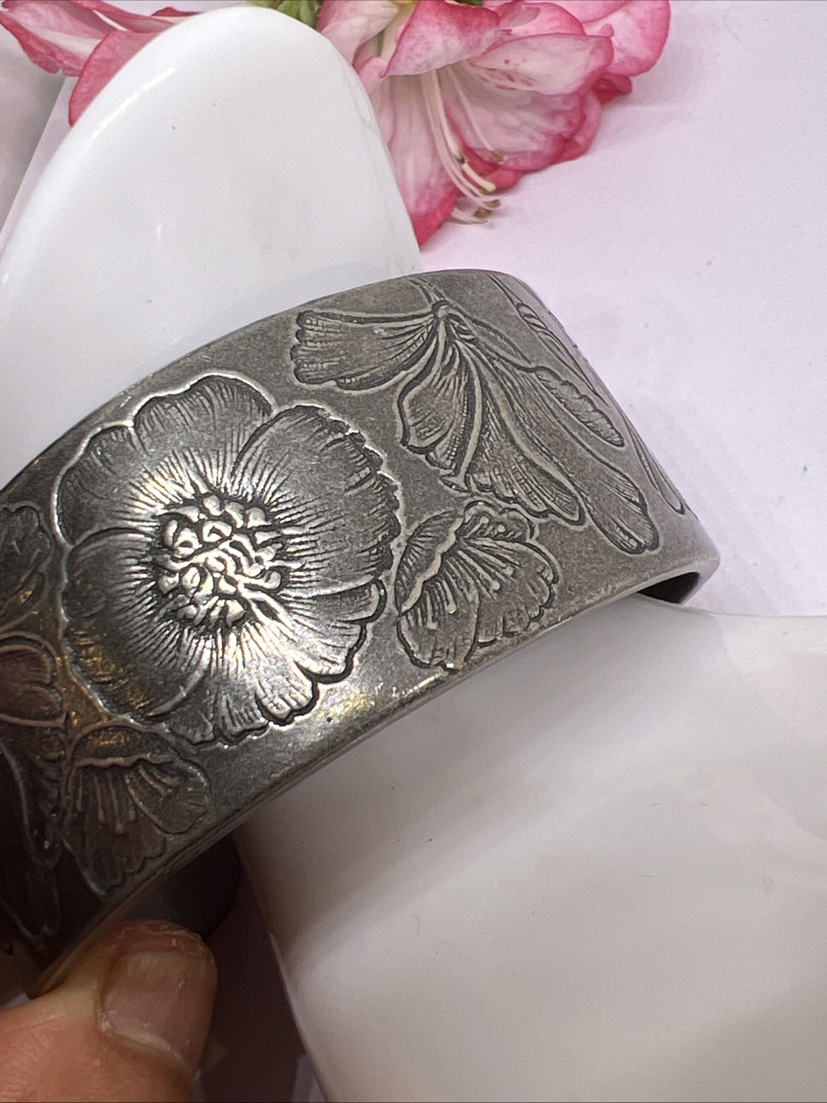 VTG SALISBURY PEWTER AUGUST POPPY FLOWER 1” WIDE CUFF BRACELET