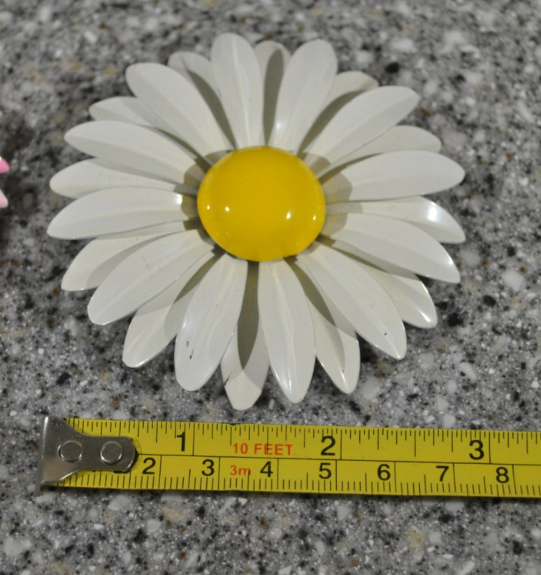 2-Vintage Pink / White Flower Brooch Pin Enamel 3″ 60s 70s Mid Mod Flower Power