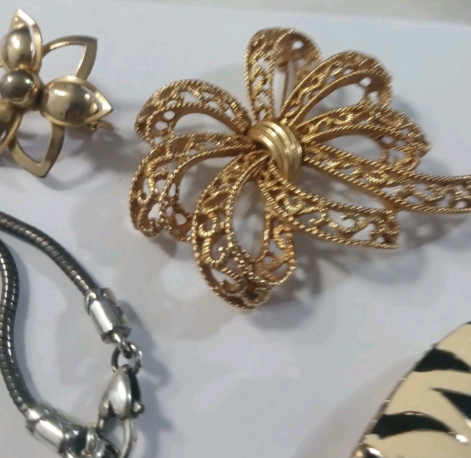 Vintage Mostly Signed Costume Jewelry Lot Necklaces, Bracelets, Earrings, Brooch
