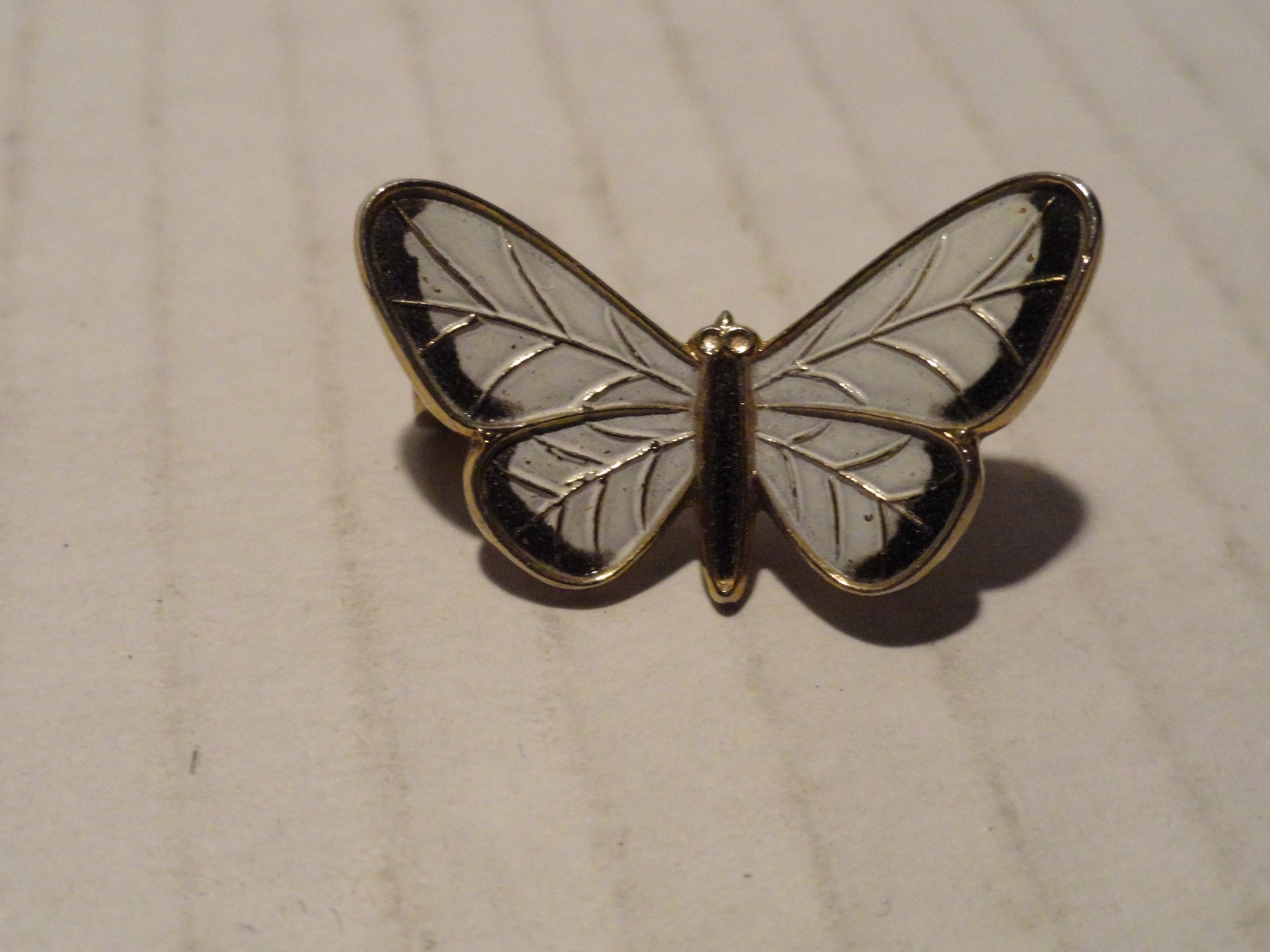 2 VINTAGE SMALL BUTTERFLY BROOACH PIN GREEN & WHITE- ABOUT 1 X 1/2 INCH – EC