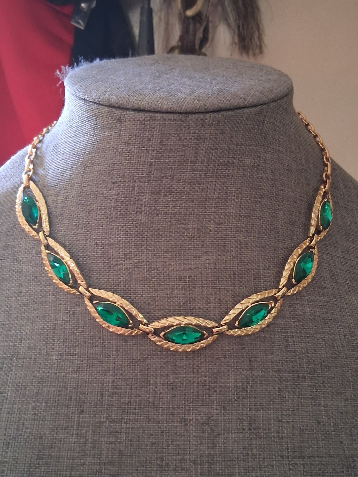 Coro emerald green marquise-cut chain link necklace, gold-tone, excellent condit