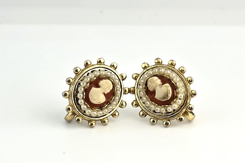 Vintage Cameo Earrings Orange Cream Gold Tone Screw Back 9619