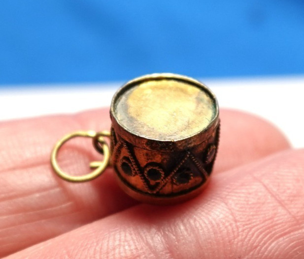 GOLD FILLED GREEN ENAMEL ANTIQUE DRUM CHARM 1.3 GRAMS J-647