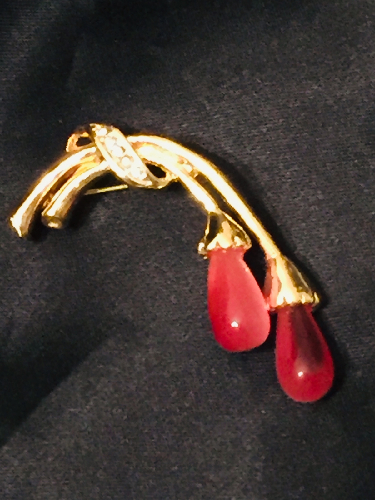 Fuchsia Red Bleeding Heart Flower Lucite Teardrops Brooch Pin 1980s