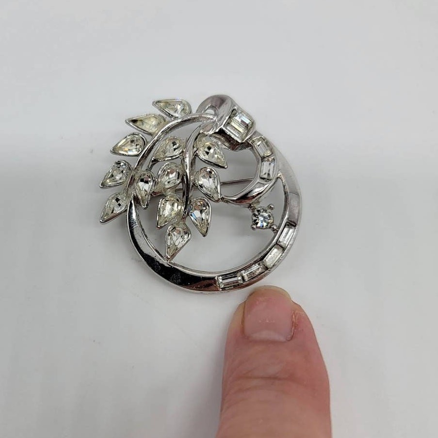 Vintage Crown Trifari 1950’s Wreath Silver Rhinestone Brooch Pin Jewelry