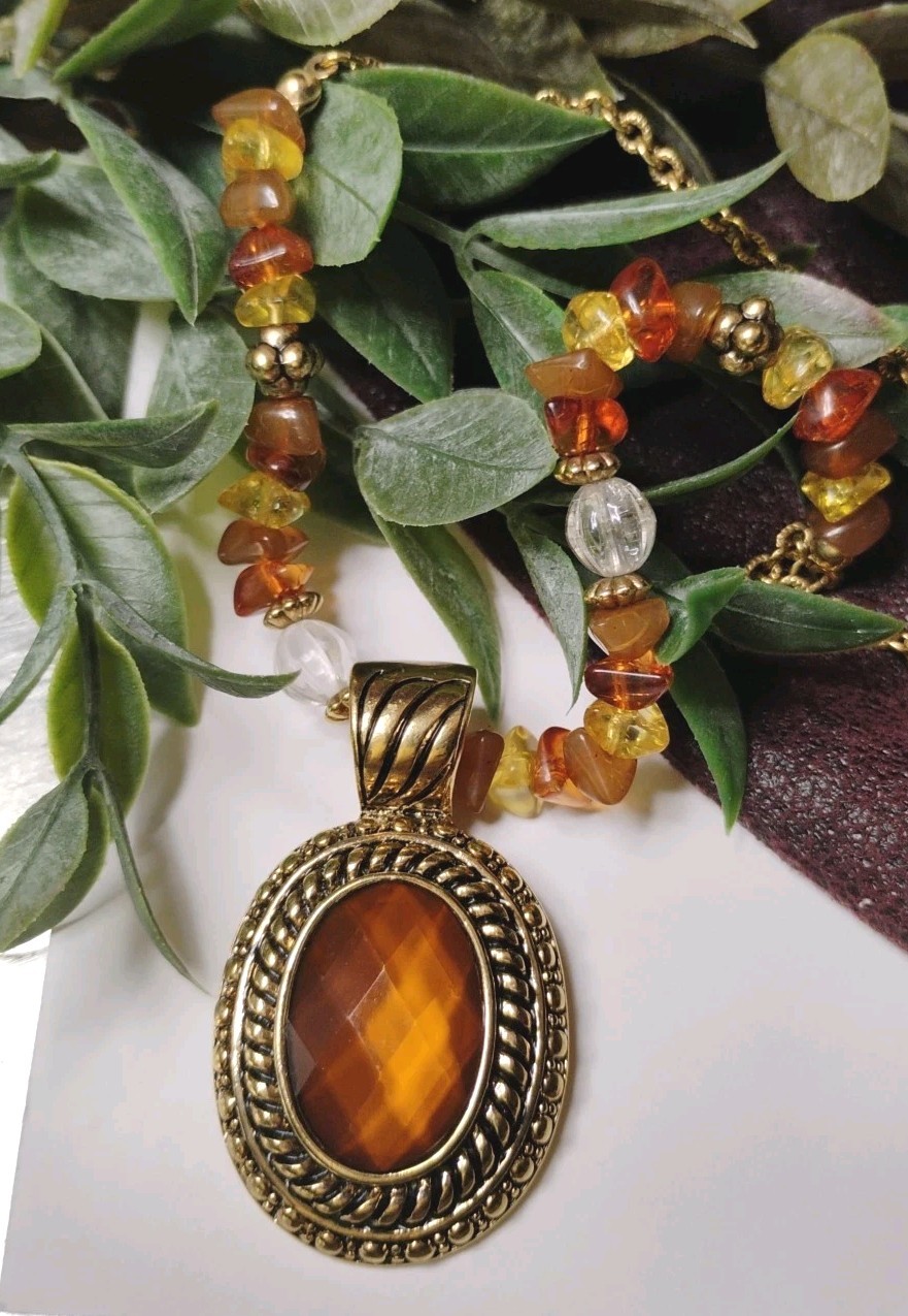 Vtg AVON Gold Plated Amber Toned Beads and Faceted Gem Pendant 16″+ Necklace!