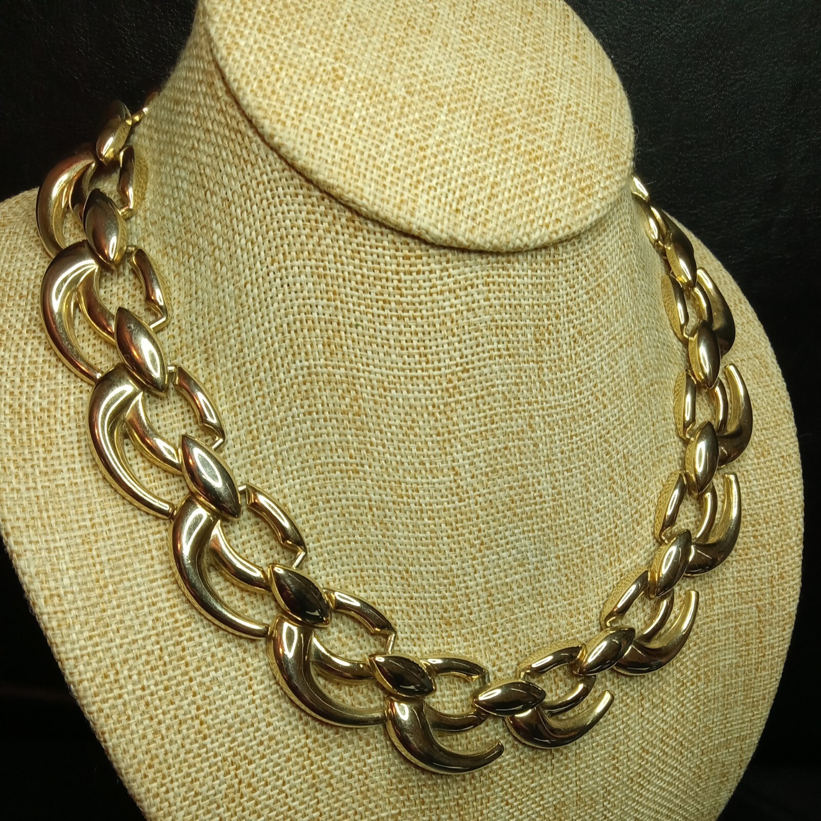 Vintage Jewelry Signed WM Gold Tone Link Necklace. 3709