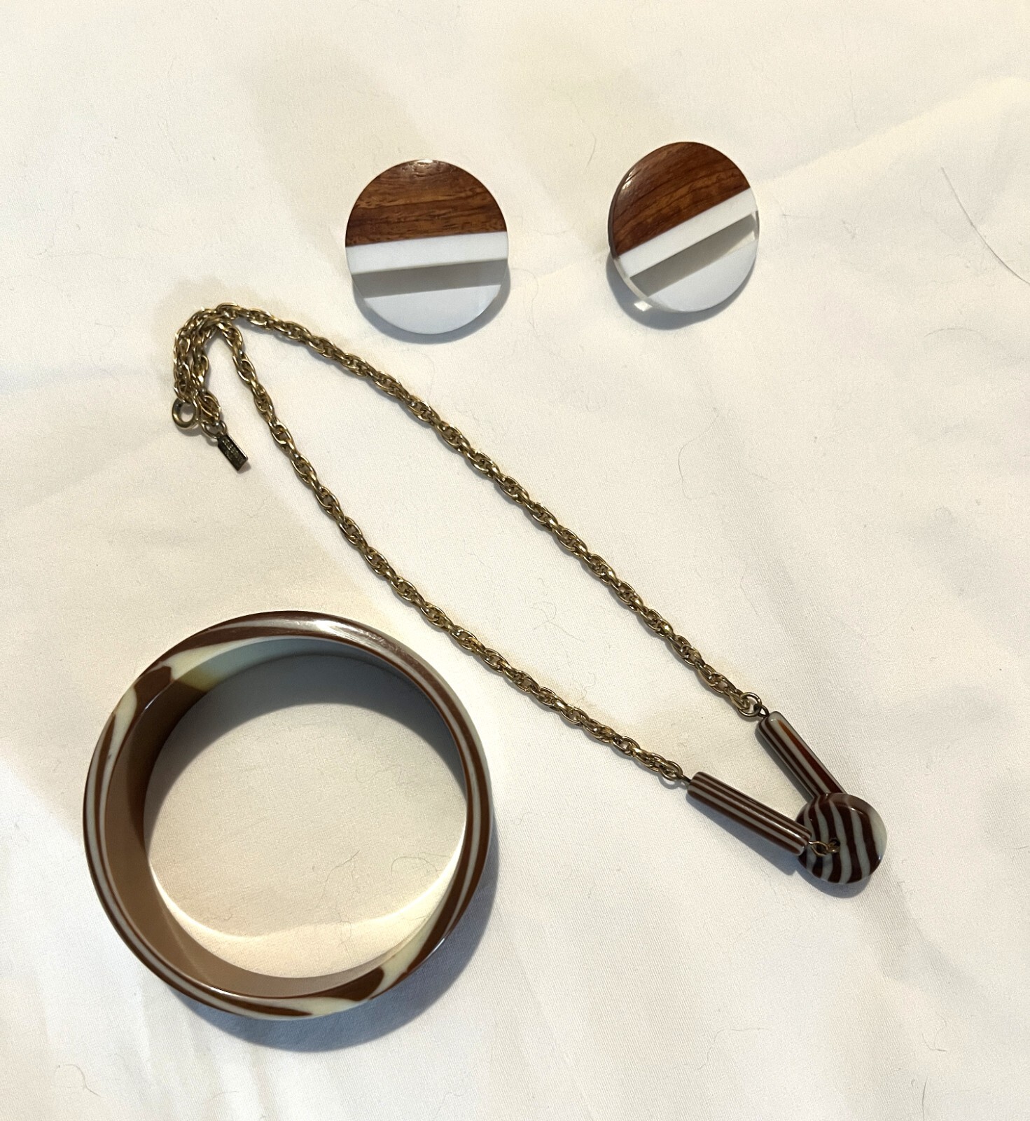 Celebrity NY Wood Cream and Brown Lucite Choker, Bangle Bracelet & Earrings Set