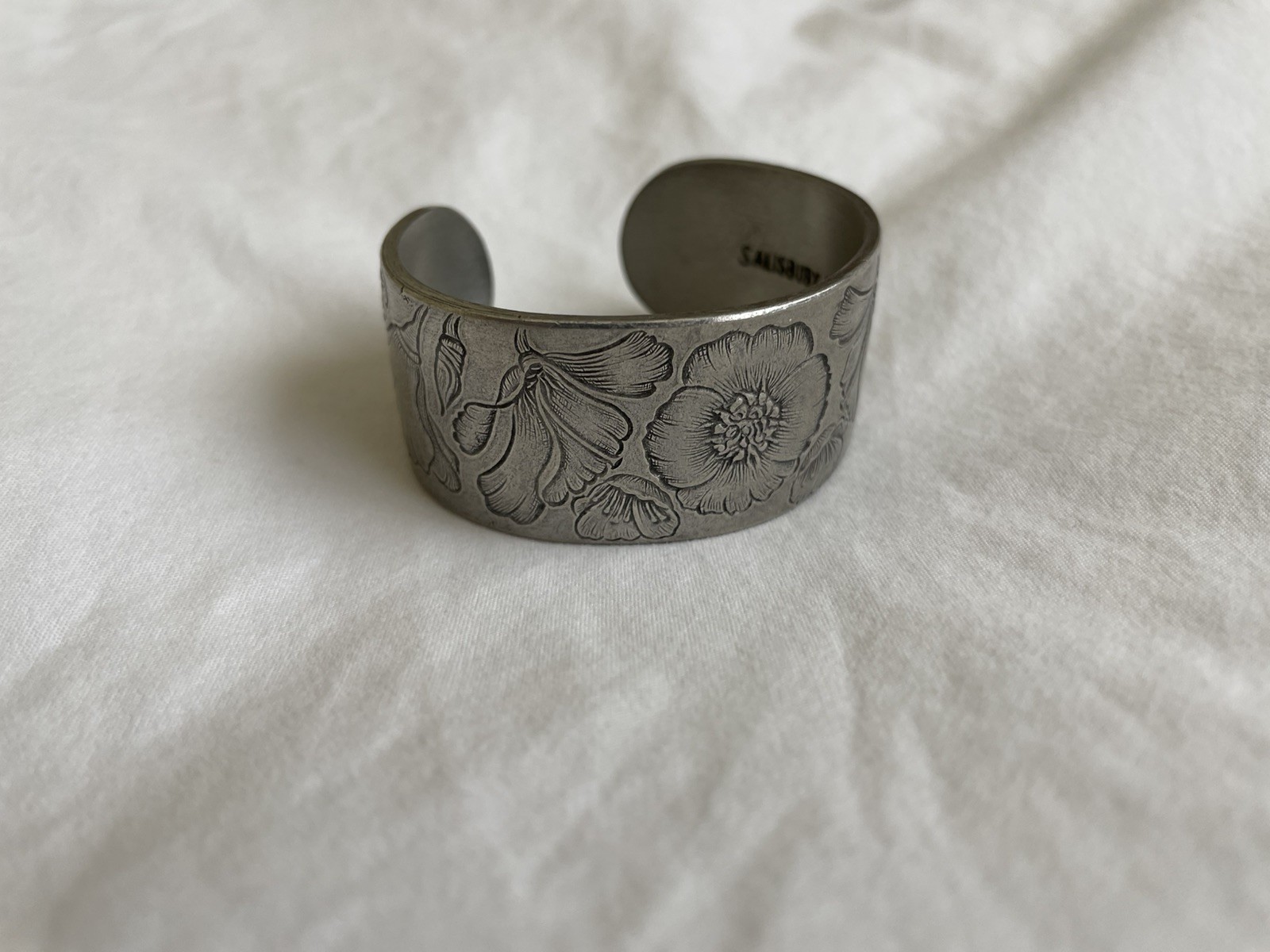 VTG SALISBURY PEWTER AUGUST POPPY FLOWER 1” WIDE CUFF BRACELET SIGNED