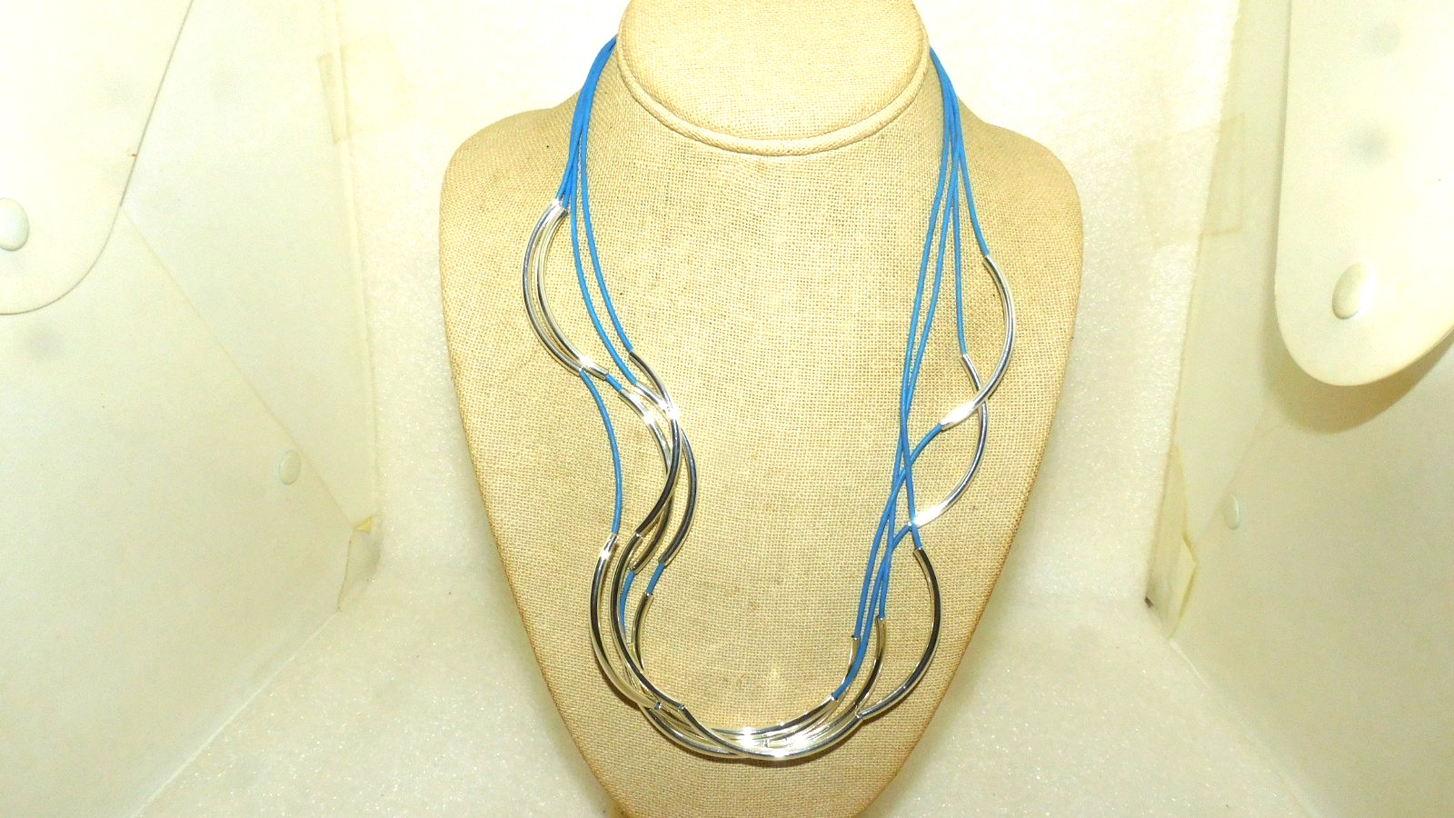 LIZZY JAMES 4 ROWS 22″ BLUE LEATHER CORD & CURVE METAL LINK STATEMENT NECKLACE